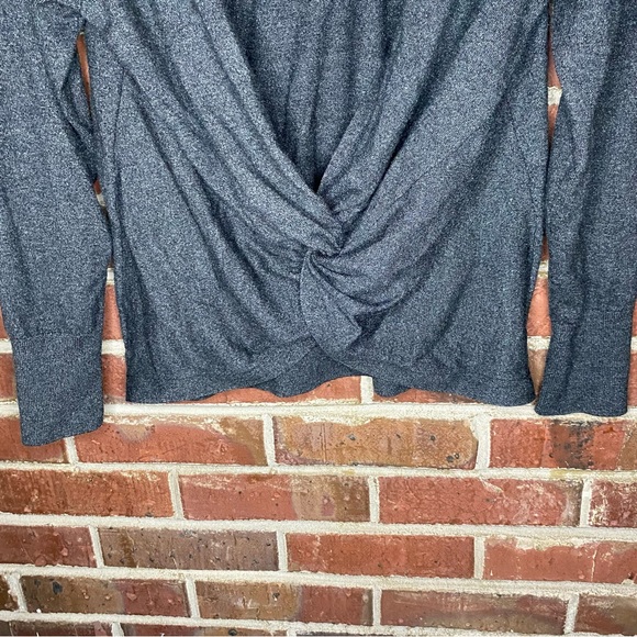 Victoria Secret twist back lightweight Sweater Size Small - Picture 7 of 11